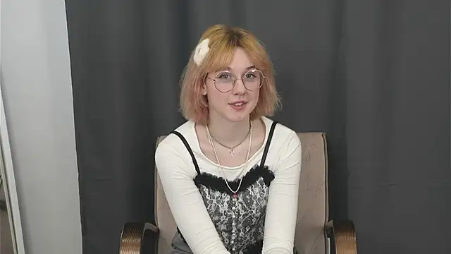 Snapshot of JuleeDutil chatting on 03/24/26, 05:01 JuleeDutil online show from 03/24/26, 05:01