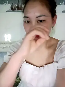 Snapshot of meg_06 chatting on 04/17/26, 12:46 meg 06 online show from 04/17/26, 12:46