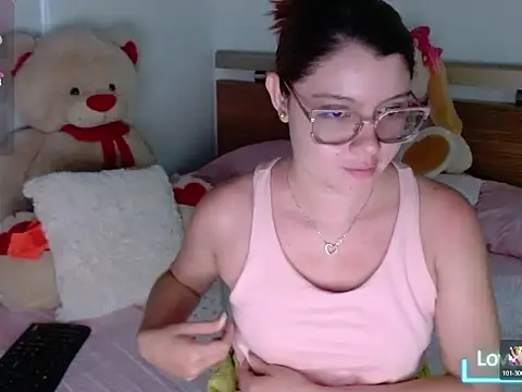 Snapshot of honey-blossom chatting on 04/27/26, 12:36 honey-blossom online show from 04/27/26, 12:36