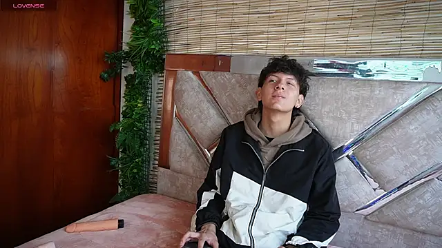 Snapshot of dominik_across chatting on 03/25/26, 12:11 dominik across online show from 03/25/26, 12:11