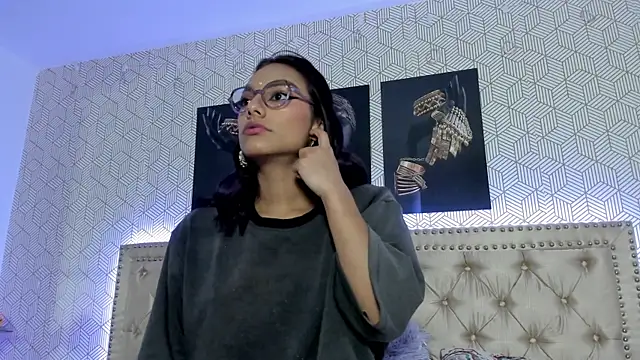 Snapshot of ValeAlvarez_ chatting on 05/14/26, 02:35 ValeAlvarez online show from 05/14/26, 02:35