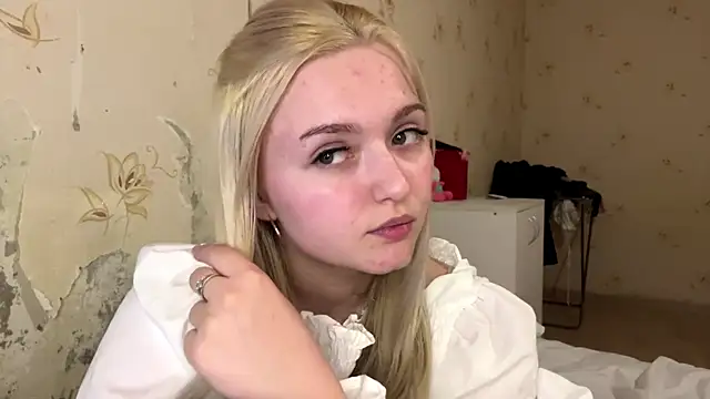 Snapshot of Sophia_Blonde chatting on 04/02/26, 05:32 Sophia Blonde online show from 04/02/26, 05:32