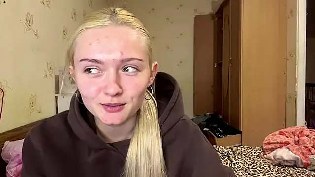 Snapshot of Sophia_Blonde chatting on 04/10/26, 03:17 Sophia Blonde online show from 04/10/26, 03:17