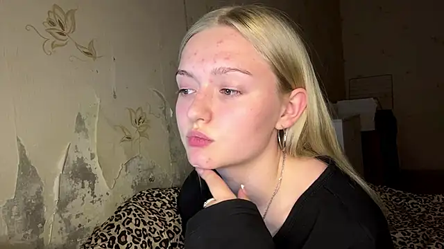 Snapshot of Sophia_Blonde chatting on 04/15/26, 03:41 Sophia Blonde online show from 04/15/26, 03:41