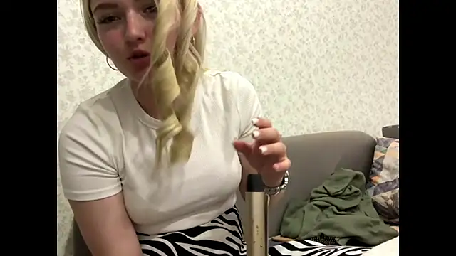 Snapshot of Sophia_Blonde chatting on 05/18/26, 04:57 Sophia Blonde online show from 05/18/26, 04:57