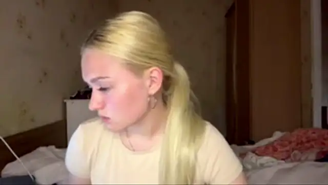 Snapshot of Sophia_Blonde chatting on 05/19/26, 03:40 Sophia Blonde online show from 05/19/26, 03:40