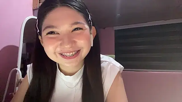 Snapshot of CoralieHoner chatting on 03/27/26, 02:39 CoralieHoner online show from 03/27/26, 02:39