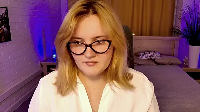 Snapshot of KathyBriggs chatting on 07/17/26, 05:36 KathyBriggs online show from 07/17/26, 05:36