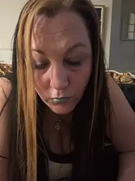 Snapshot of Queenemerald chatting on 04/01/26, 02:34 Queenemerald online show from 04/01/26, 02:34