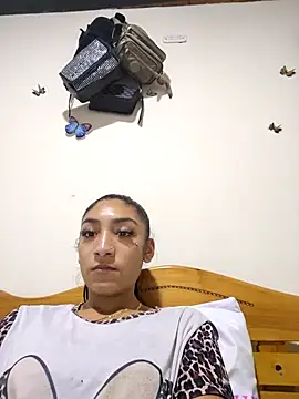 Snapshot of yvonne_1998 chatting on 04/10/26, 02:11 yvonne 1998 online show from 04/10/26, 02:11