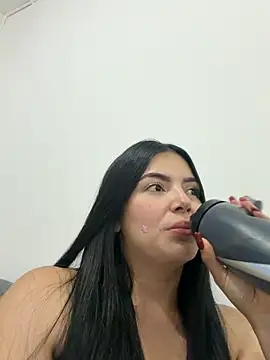 Snapshot of Cami_olarte chatting on 07/14/26, 02:05 Cami olarte online show from 07/14/26, 02:05