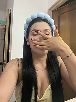 Snapshot of Cami_olarte chatting on 07/17/26, 11:42 Cami olarte online show from 07/17/26, 11:42