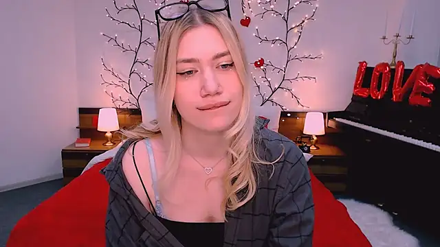 Snapshot of blonde_angell chatting on 04/03/26, 02:48 blonde angell online show from 04/03/26, 02:48