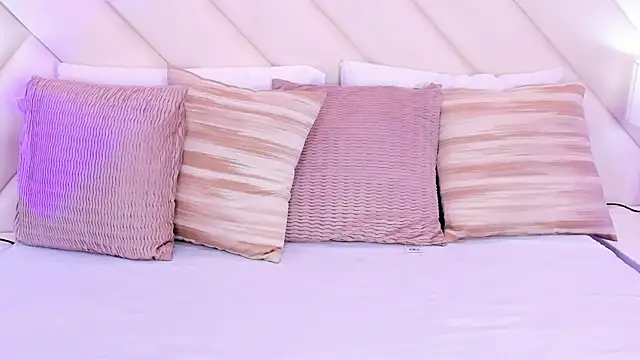 Snapshot of MoollyLove chatting on 03/28/26, 02:05 MoollyLove online show from 03/28/26, 02:05