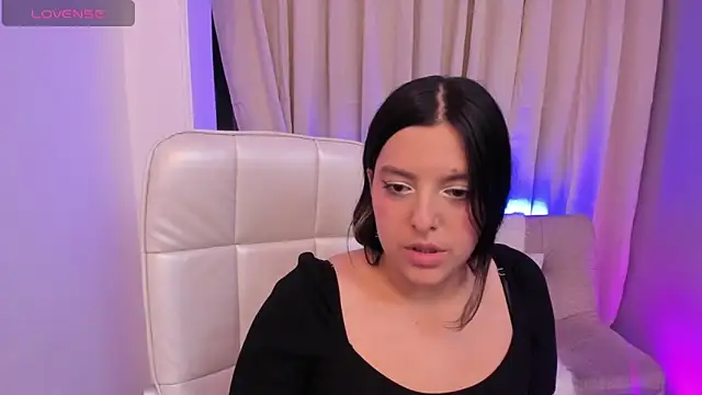 Snapshot of Arihanna_London chatting on 05/01/26, 03:44 Arihanna London online show from 05/01/26, 03:44