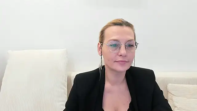 Snapshot of OeigesMik chatting on 04/03/26, 07:39 OeigesMik online show from 04/03/26, 07:39