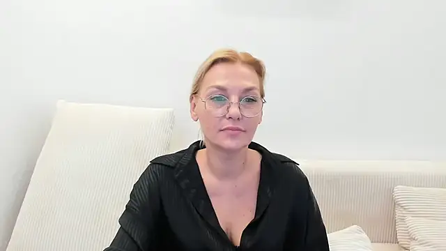 Snapshot of OeigesMik chatting on 04/04/26, 11:51 OeigesMik online show from 04/04/26, 11:51