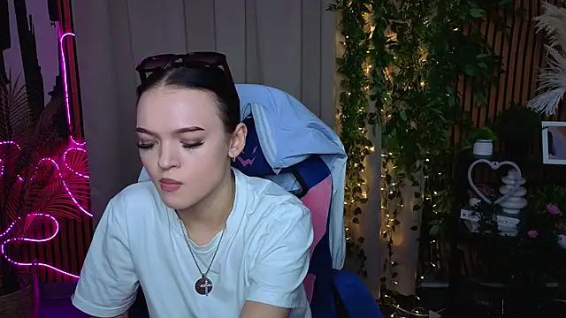 Snapshot of DoraMorgan chatting on 04/05/26, 02:47 DoraMorgan online show from 04/05/26, 02:47