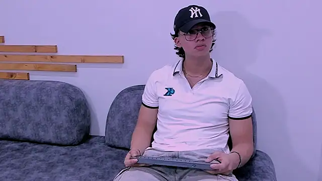 Snapshot of axxel_body chatting on 03/28/26, 08:41 axxel body online show from 03/28/26, 08:41