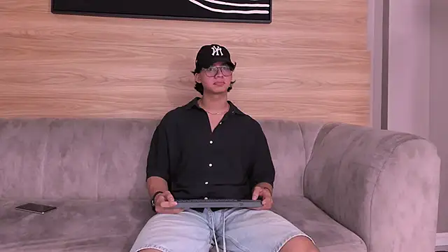 Snapshot of axxel_body chatting on 03/30/26, 08:43 axxel body online show from 03/30/26, 08:43