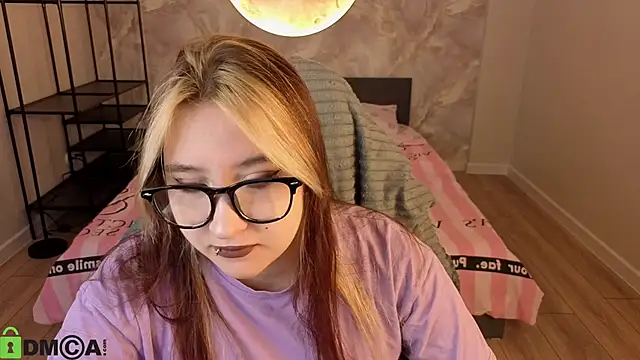 Snapshot of Luna_Host chatting on 04/07/26, 01:28 Luna Host online show from 04/07/26, 01:28