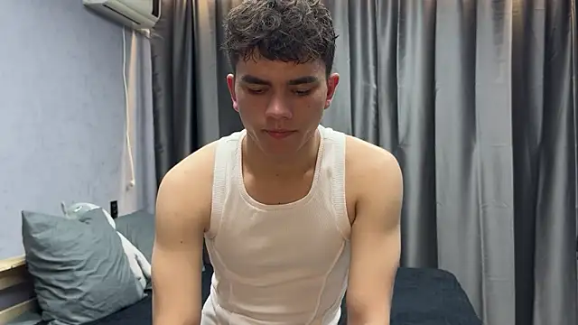Snapshot of MaxWoolf chatting on 05/19/26, 12:00 MaxWoolf online show from 05/19/26, 12:00
