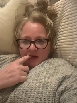 Snapshot of Tinchen_Milf chatting on 04/08/26, 07:47 Tinchen Milf online show from 04/08/26, 07:47