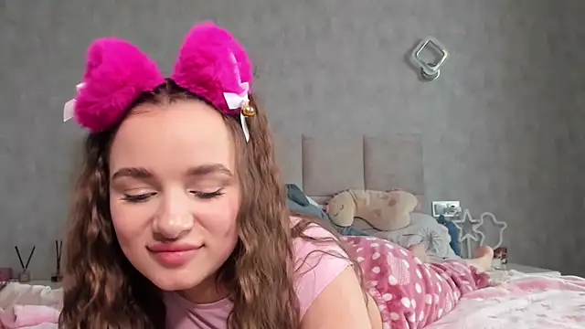 Snapshot of AlinaLuxxx chatting on 04/23/26, 01:02 AlinaLuxxx online show from 04/23/26, 01:02