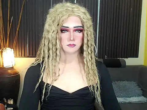 Snapshot of HugexMsLovelyxCock chatting on 04/22/26, 10:11 HugexMsLovelyxCock online show from 04/22/26, 10:11