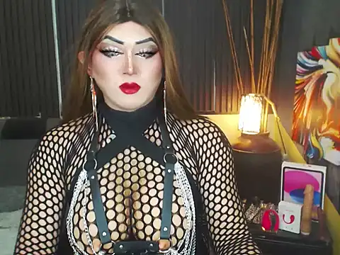 Snapshot of HugexMsLovelyxCock chatting on 05/13/26, 10:23 HugexMsLovelyxCock online show from 05/13/26, 10:23