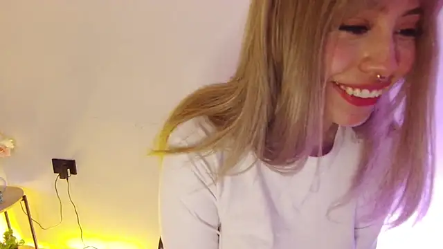 Snapshot of Evannia chatting on 05/18/26, 04:07 Evannia online show from 05/18/26, 04:07