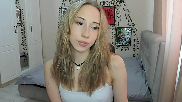 Snapshot of Emmarayder chatting on 04/01/26, 11:33 Emmarayder online show from 04/01/26, 11:33