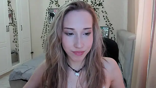 Snapshot of Emmarayder chatting on 04/01/26, 01:41 Emmarayder online show from 04/01/26, 01:41