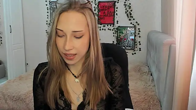 Snapshot of Emmarayder chatting on 04/09/26, 12:43 Emmarayder online show from 04/09/26, 12:43