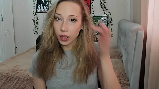 Snapshot of Emmarayder chatting on 04/13/26, 01:49 Emmarayder online show from 04/13/26, 01:49