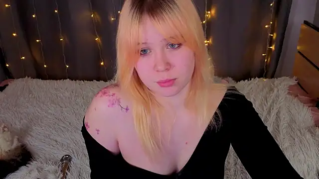 Snapshot of unburnedgirl chatting on 04/19/26, 06:10 unburnedgirl online show from 04/19/26, 06:10