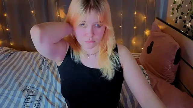 Snapshot of unburnedgirl chatting on 04/24/26, 03:25 unburnedgirl online show from 04/24/26, 03:25