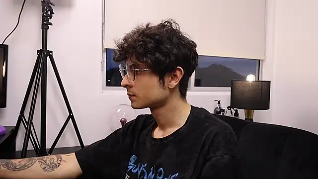 Snapshot of Tyler_Blade chatting on 04/06/26, 11:16 Tyler Blade online show from 04/06/26, 11:16