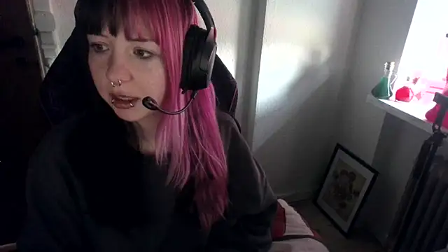 Snapshot of CutieTracer chatting on 04/11/26, 09:57 CutieTracer online show from 04/11/26, 09:57