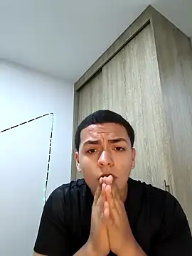 Snapshot of EnzoGold19 chatting on 03/31/26, 07:31 EnzoGold19 online show from 03/31/26, 07:31