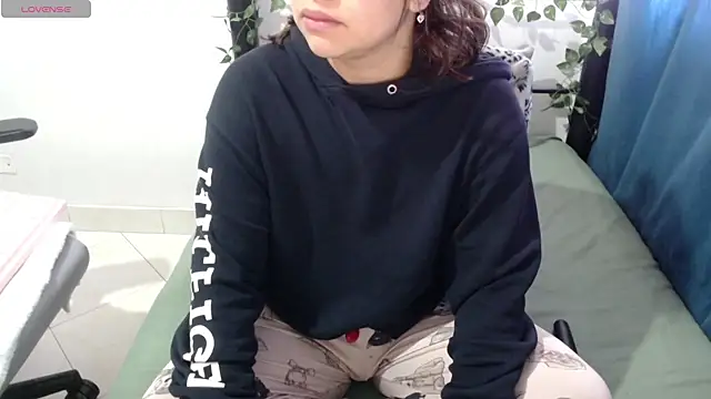 Snapshot of Elfi_333 chatting on 06/02/26, 01:02 Elfi 333 online show from 06/02/26, 01:02
