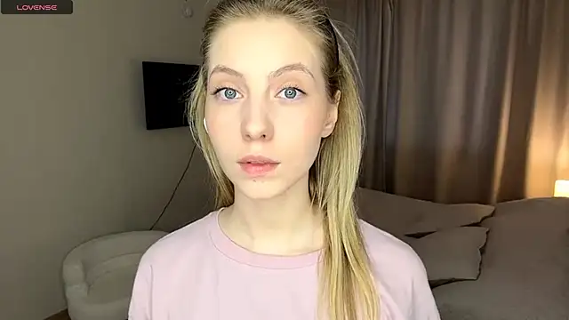 Snapshot of SofiaVelour chatting on 04/02/26, 01:20 SofiaVelour online show from 04/02/26, 01:20