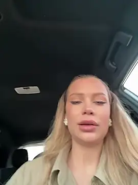 Snapshot of Girl-Mia chatting on 04/04/26, 04:55 Girl-Mia online show from 04/04/26, 04:55