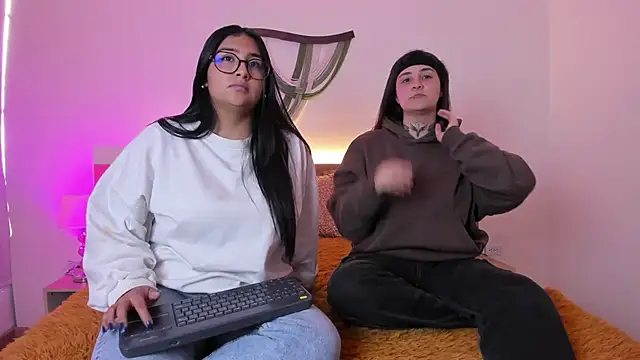 Snapshot of Elisa_n_Emma chatting on 04/01/26, 08:06 Elisa n Emma online show from 04/01/26, 08:06