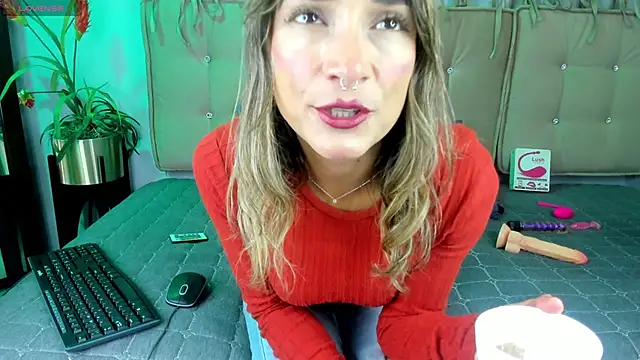 Snapshot of alma_rose_ chatting on 05/01/26, 04:55 alma rose online show from 05/01/26, 04:55