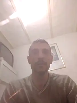 Snapshot of Guillelp chatting on 05/17/26, 03:04 Guillelp online show from 05/17/26, 03:04