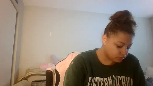 Snapshot of madzbailey chatting on 06/11/26, 02:15 madzbailey online show from 06/11/26, 02:15
