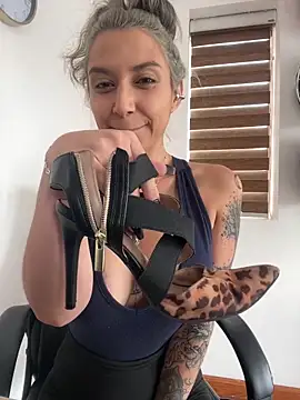 Snapshot of Isabella_varella- chatting on 05/26/26, 01:51 Isabella varella- online show from 05/26/26, 01:51