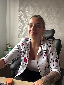 Snapshot of Isabella_varella- chatting on 06/18/26, 12:53 Isabella varella- online show from 06/18/26, 12:53