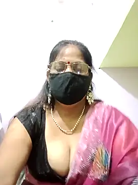 Snapshot of SEEMA_012 chatting on 05/16/26, 04:42 SEEMA 012 online show from 05/16/26, 04:42